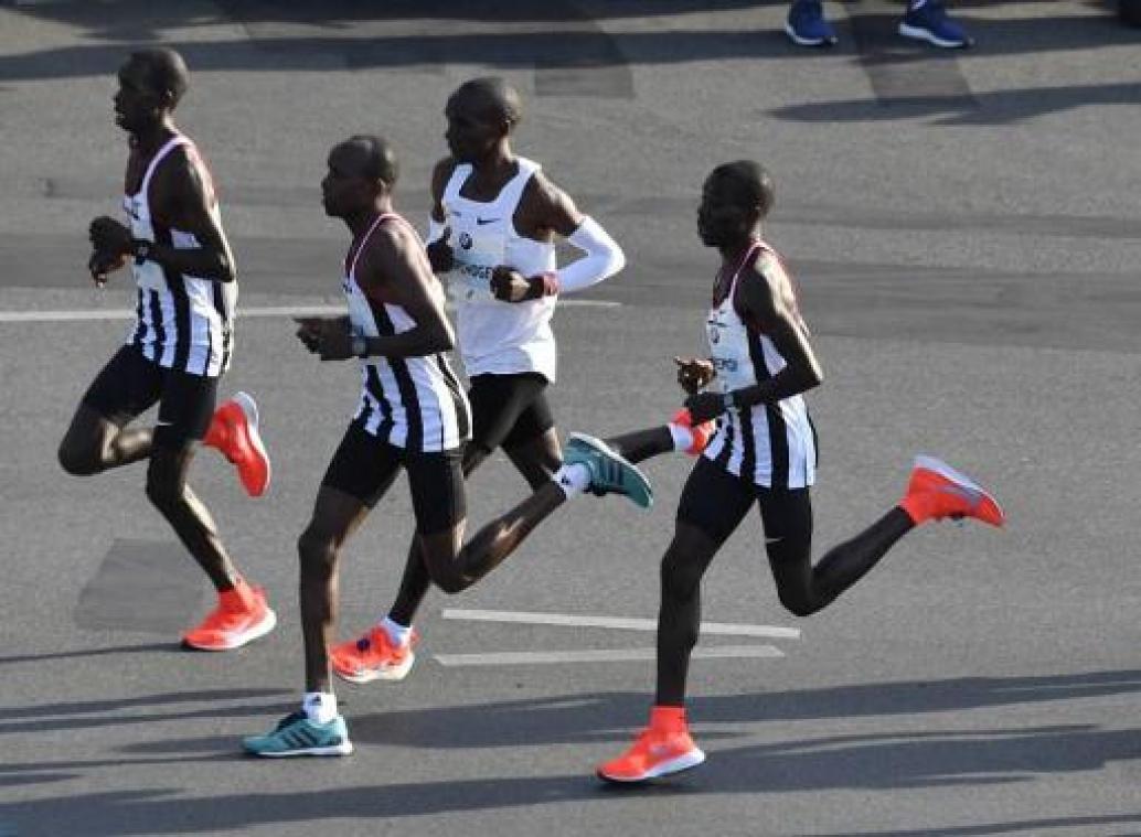 Keniaan Eliud Kipchoge verpulvert wereldrecord marathon na lange solotocht
