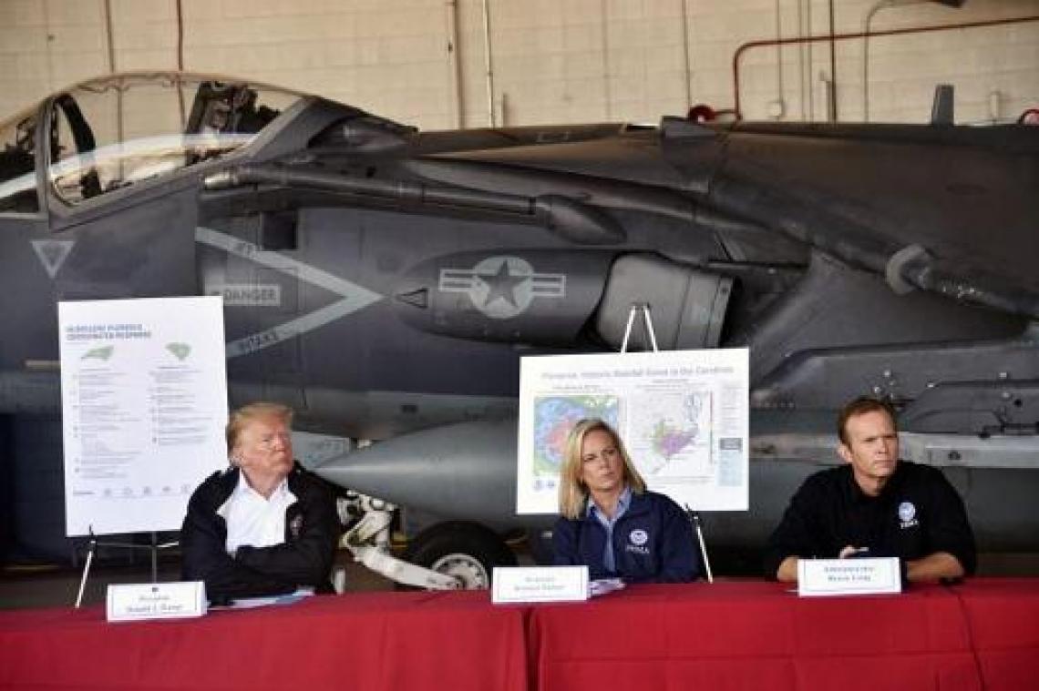 Trump bezoekt overstromingsgebieden aan Amerikaanse kust en zegt hulp toe