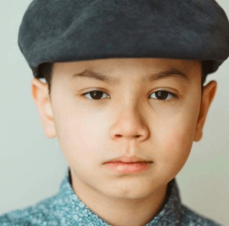 Jongen die niet op klasfoto mocht, wordt H&M-model