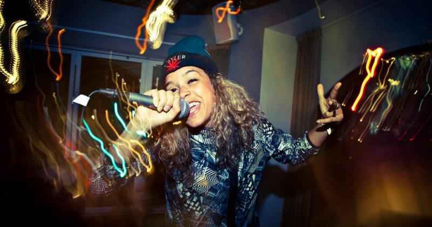 Vijf female mc's die hun mannetje staan