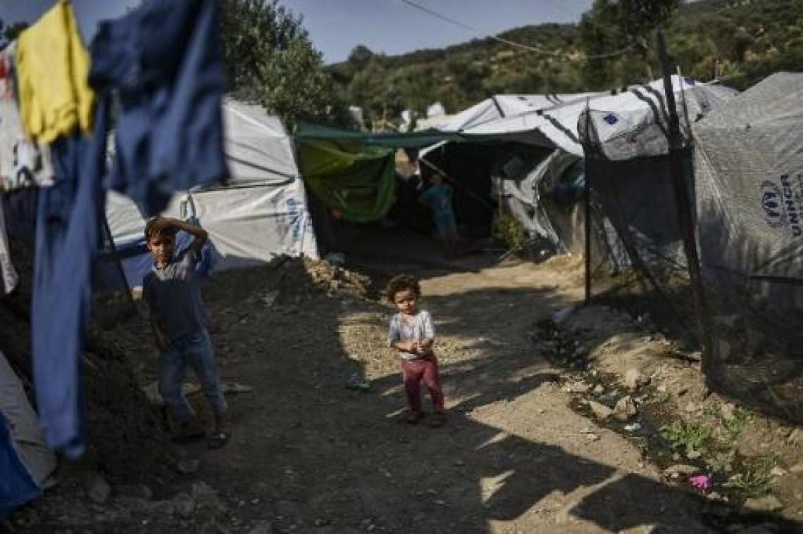 Meer dan 2.000 migranten uit overbevolkte Griekse kampen naar vasteland