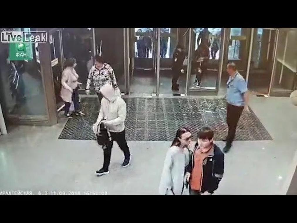 VIDEO. Bellende vrouw loopt dwars door glazen ruit