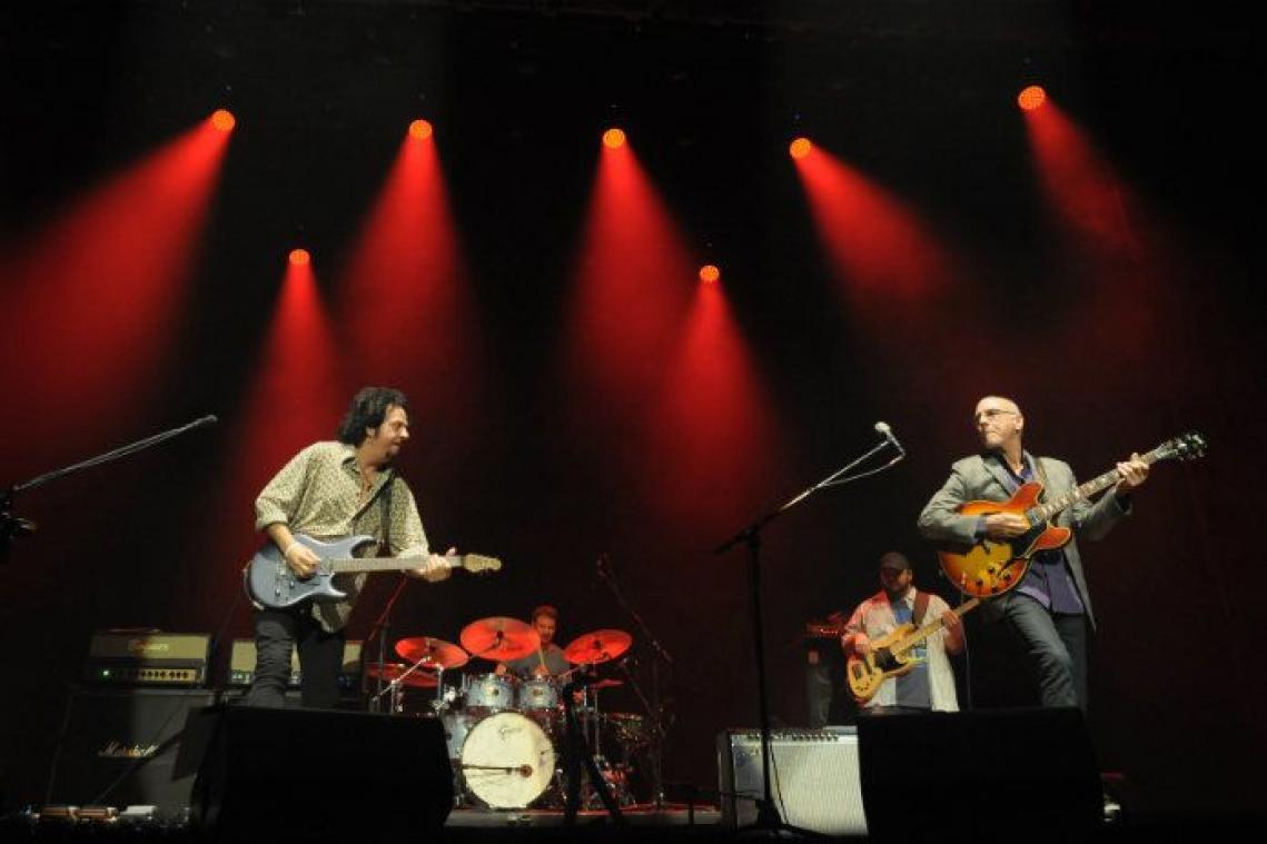Brits café speelt heel de nacht 'Africa' van Toto voor het goede doel