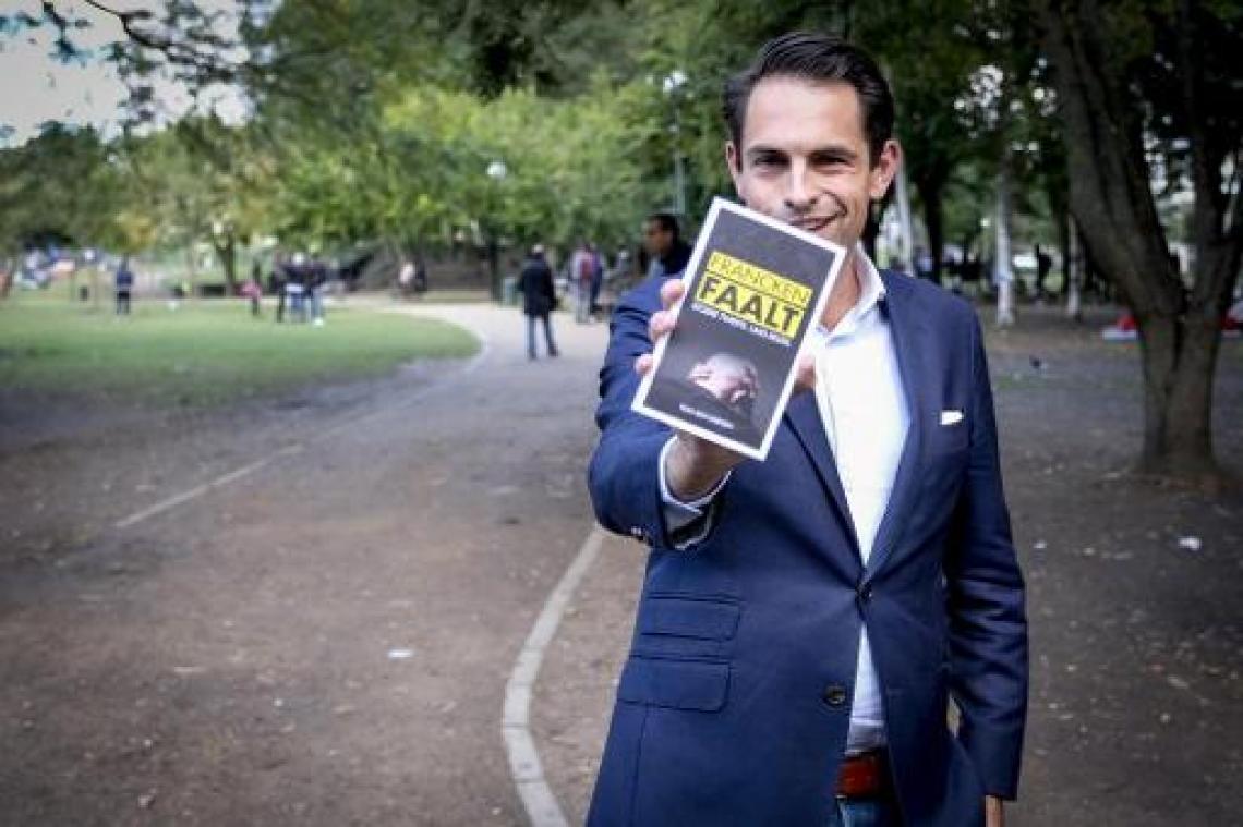 Vlaams Belang promoot boekje "Francken faalt" in Maximiliaanpark