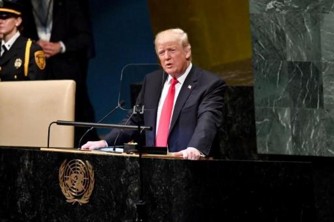 Trump klopt zich op de borst met verwezenlijkingen, publiek lacht