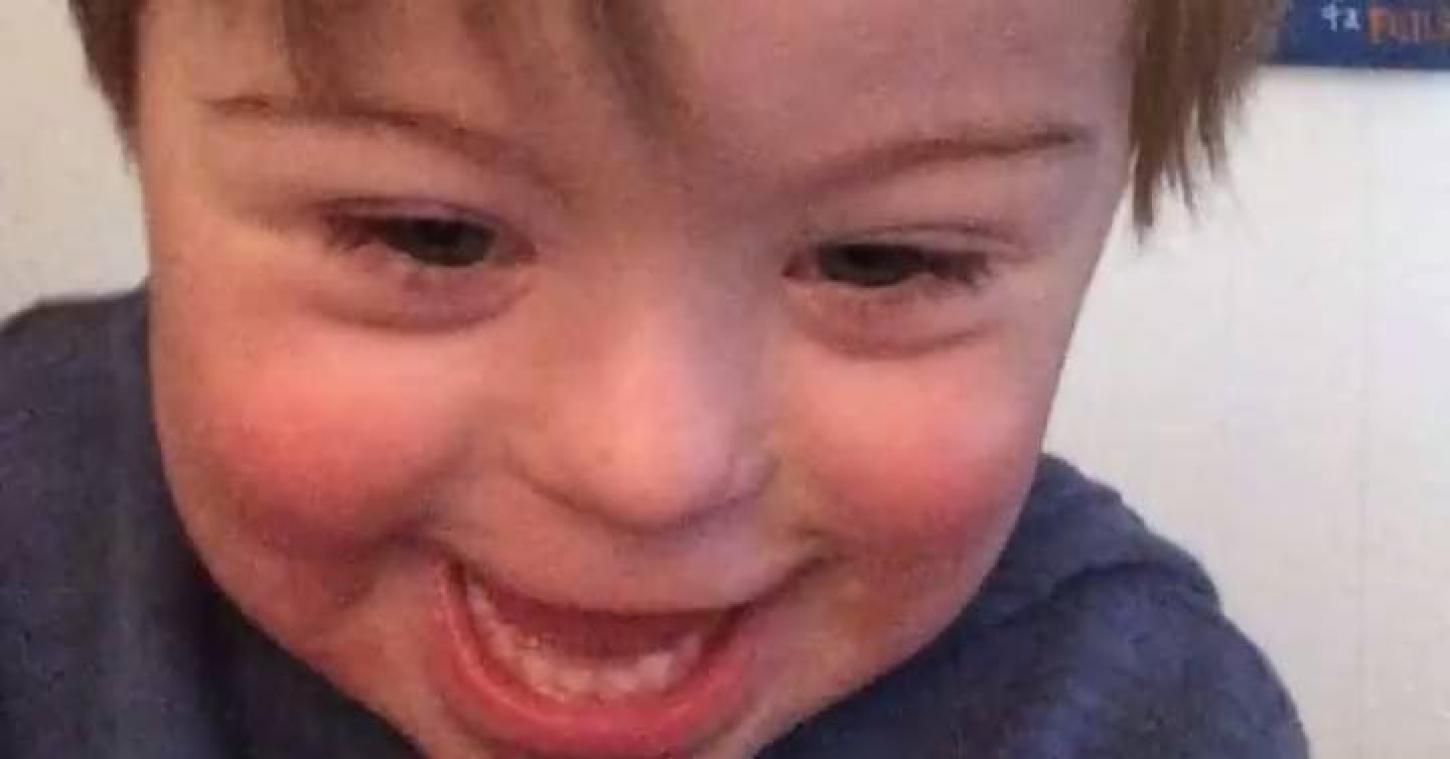 VIDEO. Jongen met syndroom van Down fleurt helemaal op als hij het alfabet opzegt