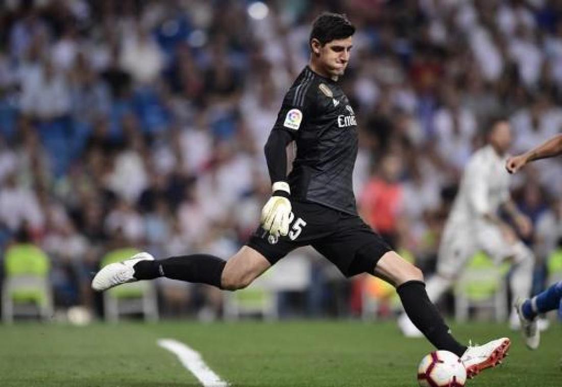 Belgen in het buitenland - Courtois krijgt er met Real 3 om de oren in Sevilla, Batshuayi opent teller voor Valencia