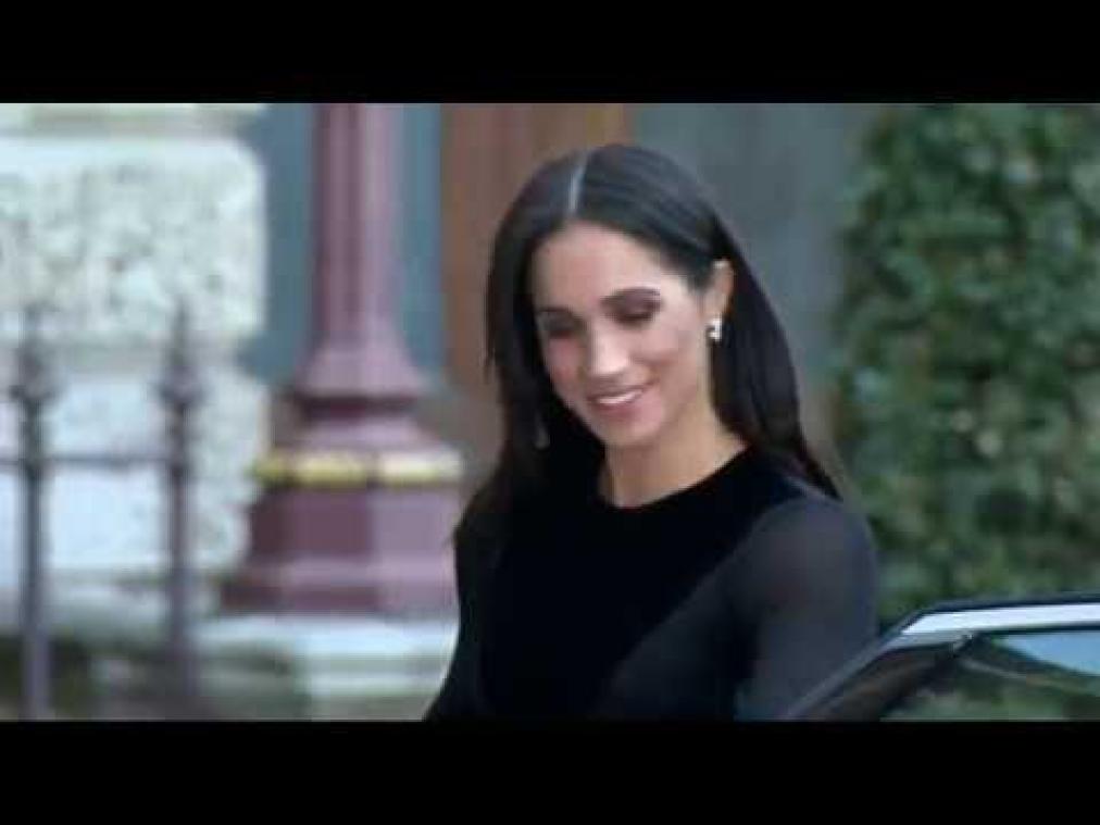 VIDEO. Engeland in rep en roer: Meghan Markle sluit zelf autodeur