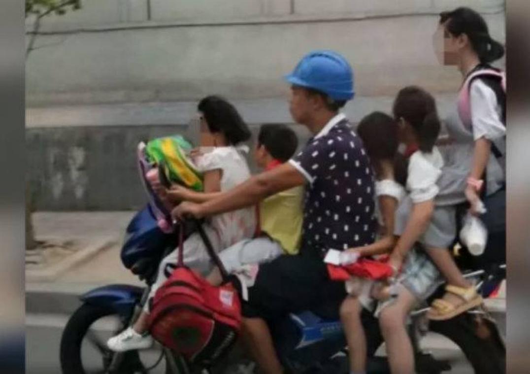 VIDEO. Man vervoert 5 kinderen op motorfiets