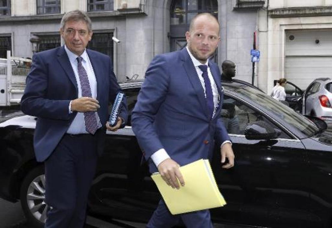 Ministerraad stelt sluiting asielcentra uit