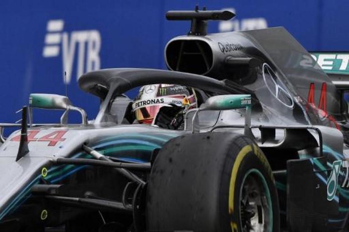 Hamilton wint in Sotsji dankzij teamorders, knappe inhaalrace Verstappen