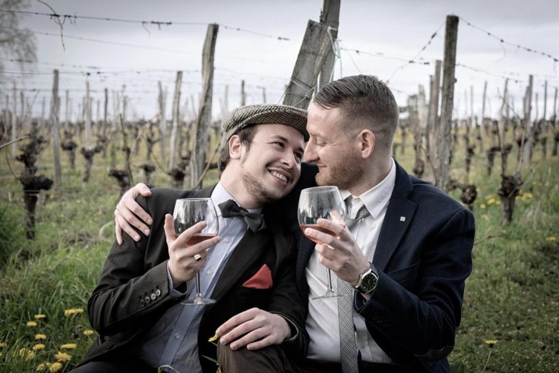 Homoseksuele man verleidt drie hetero's tot geblinddoekte seks