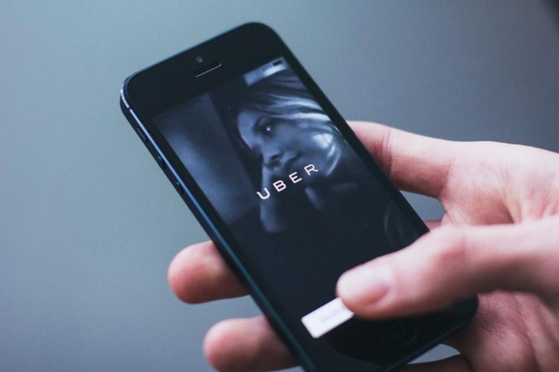 Uber-chauffeur vervoert minnares naar haar eigen vriend
