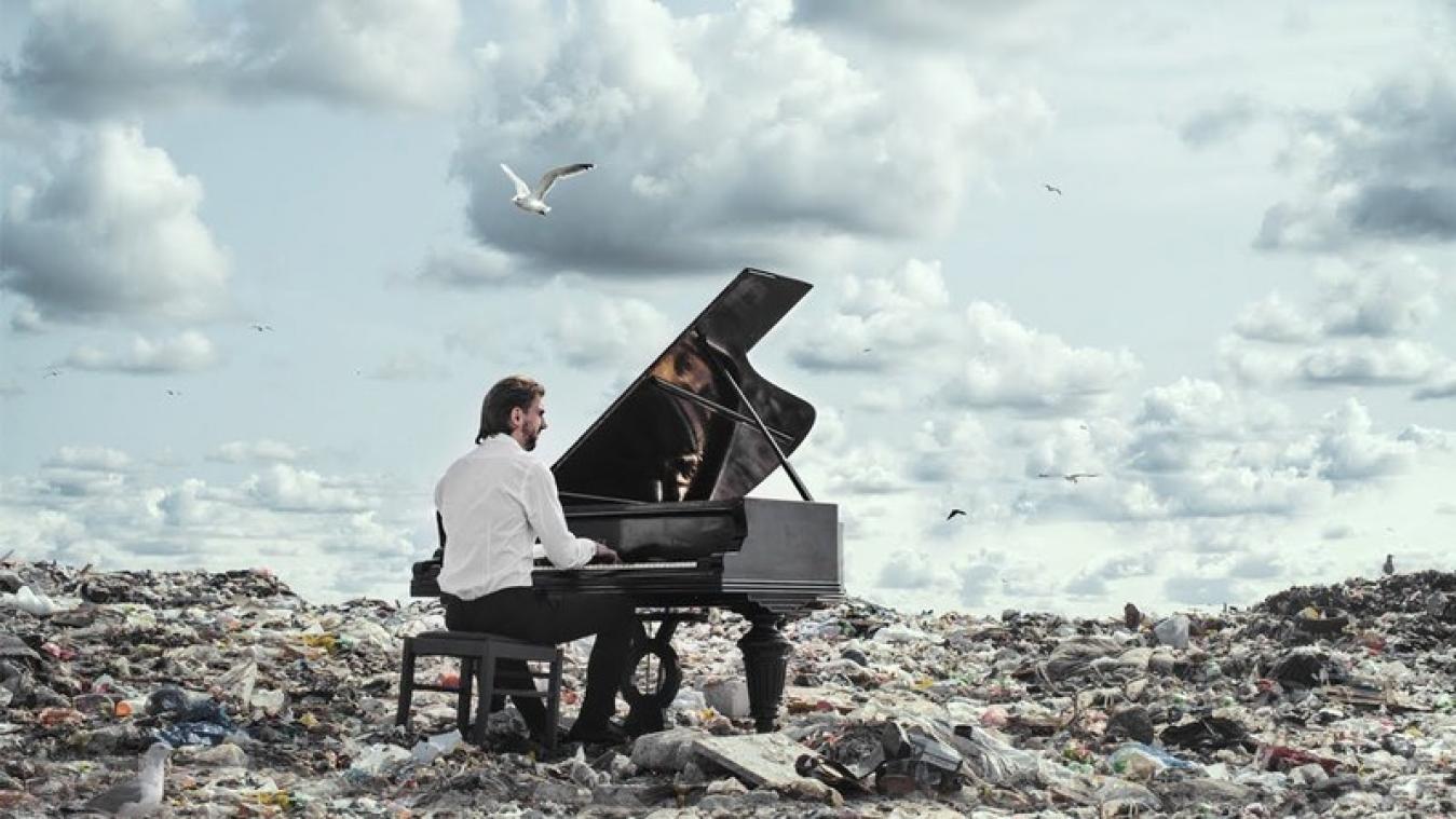 VIDEO. Pianist stelt vuilnisbelt aan de kaak met concert op afval