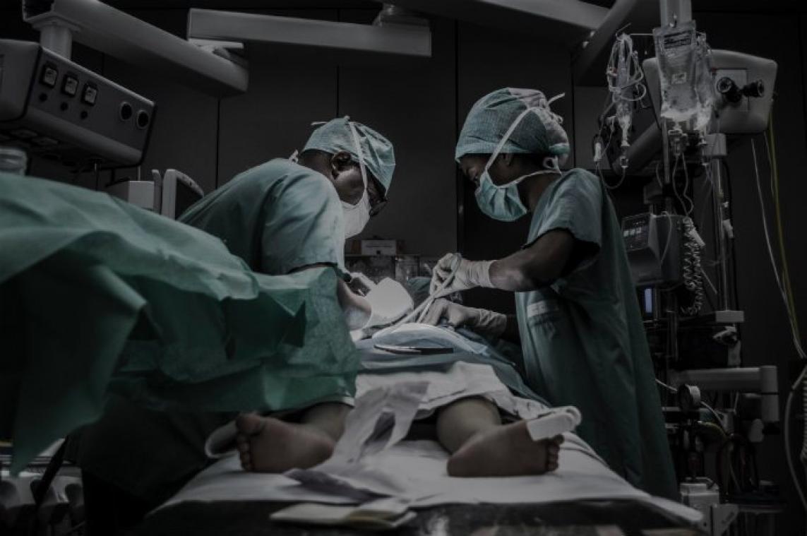 Indiase tiener steekt kabel in penis