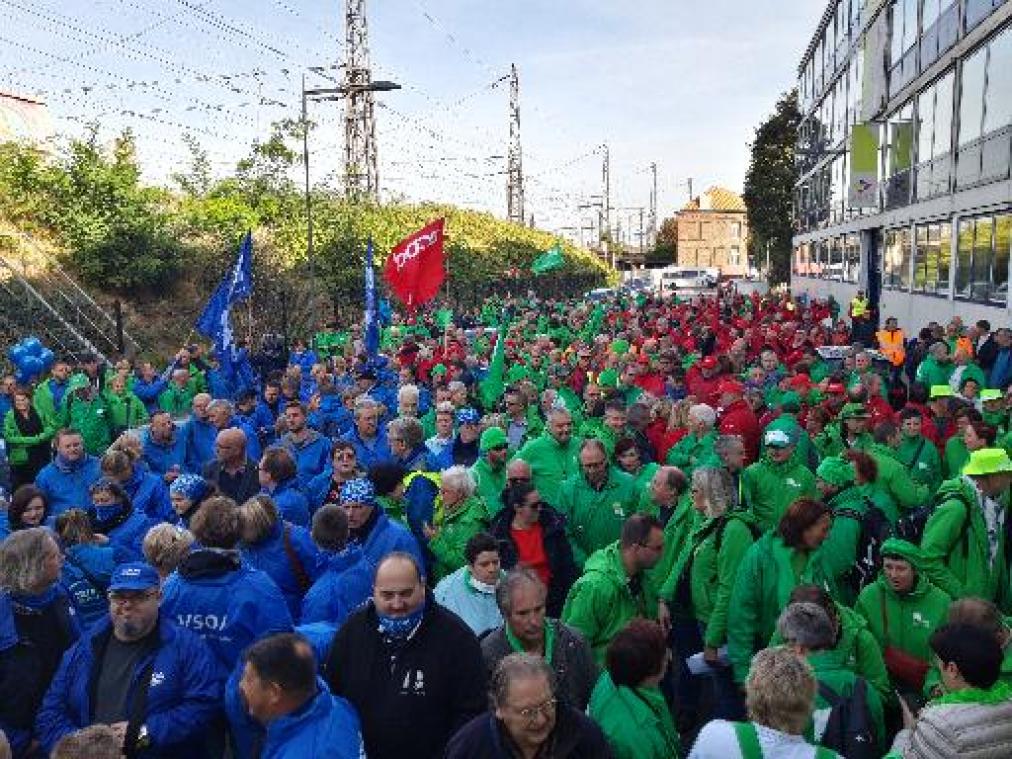 Personeel lokale Vlaamse besturen legt werk neer en voert actie aan gebouw VVSG