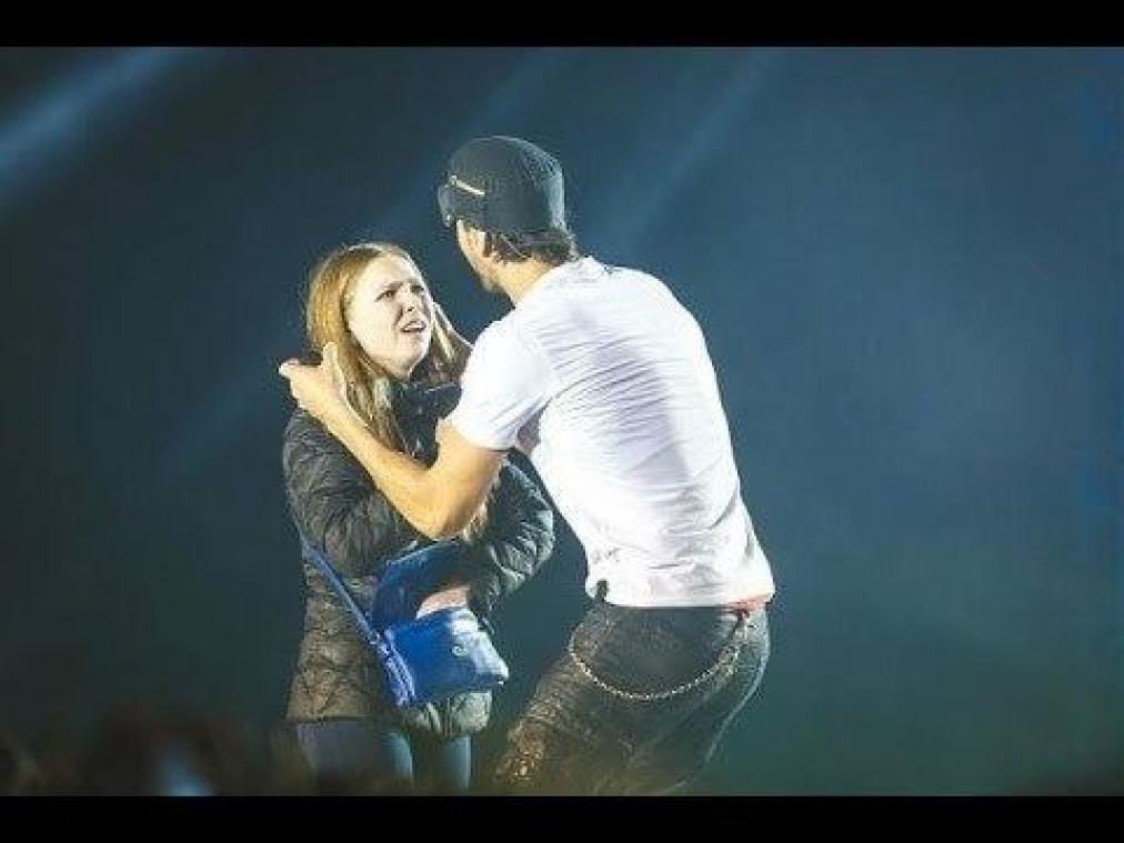 VIDEO. Fan kust Enrique Iglesias vol op de mond tijdens concert