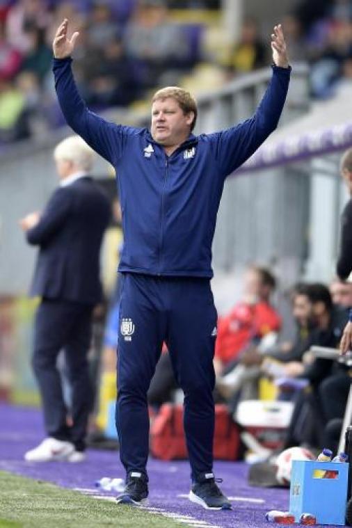 Jupiler Pro League - Vanhaezebrouck zit rond tafel met Anderlechtsupporters