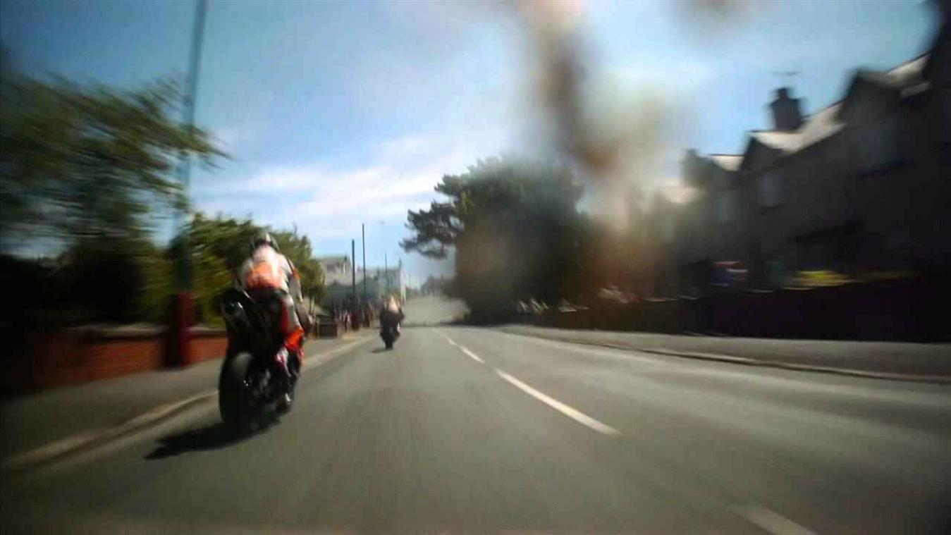 Kijk hoe onwaarschijnlijk snel het gaat tijdens een motorrace
