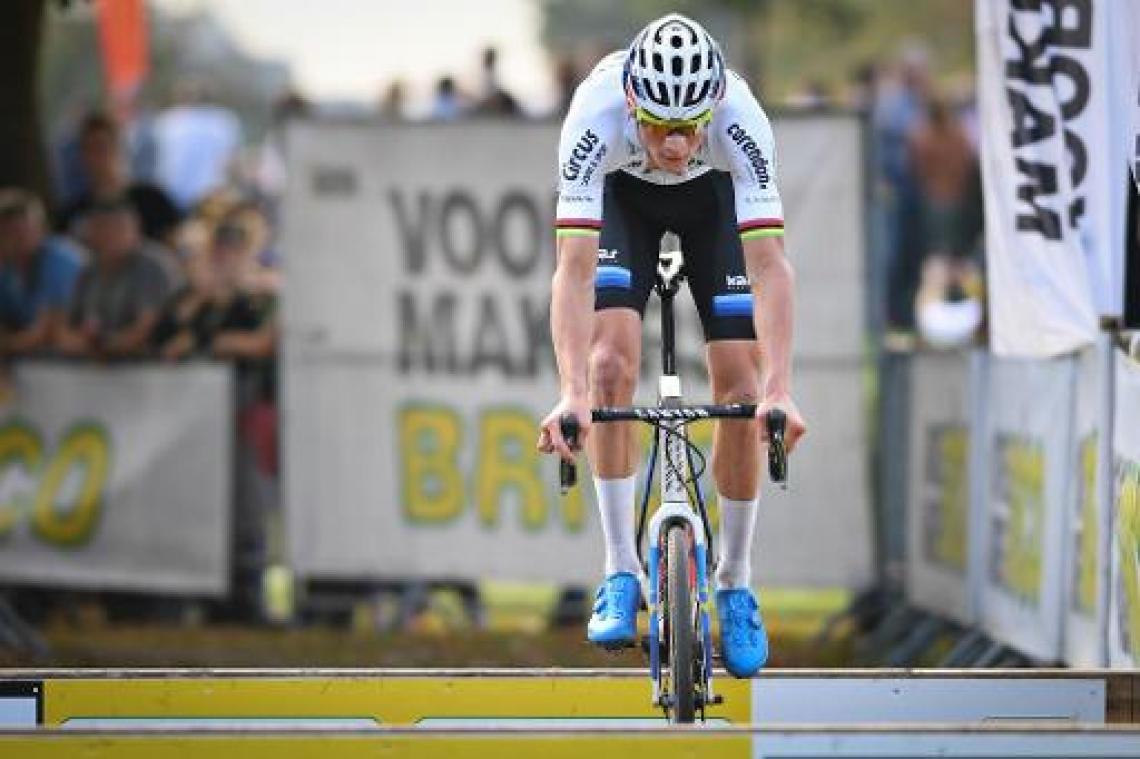 Mathieu van der Poel houdt in GP Mario De Clercq Wout van Aert opnieuw van zege