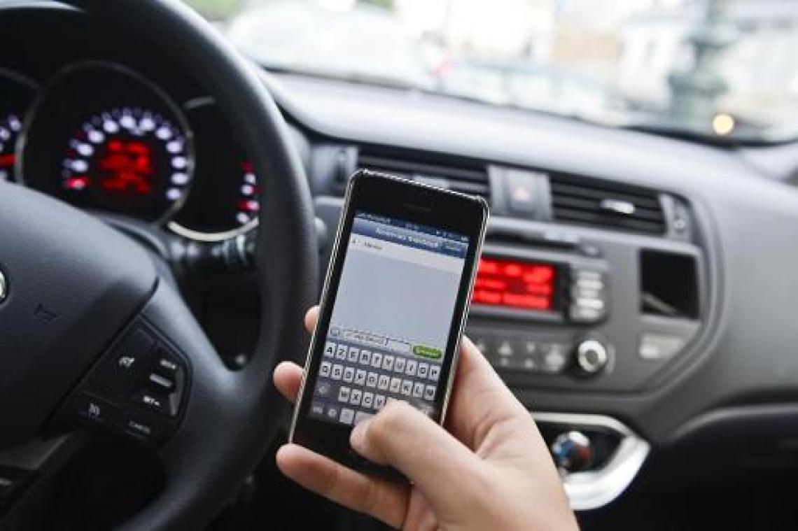 Verkeerscampagne moet autobestuurders helpen om aan verleiding van smartphone te weerstaan