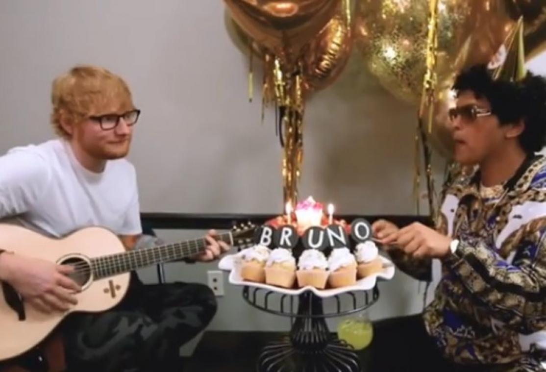 VIDEO. Ed Sheeran zingt 'Happy Birthday' voor Bruno Mars