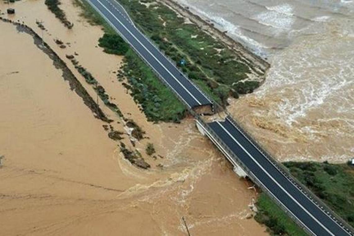 Reddingswerkers zoeken naar vermiste door overstromingen in Sardinië