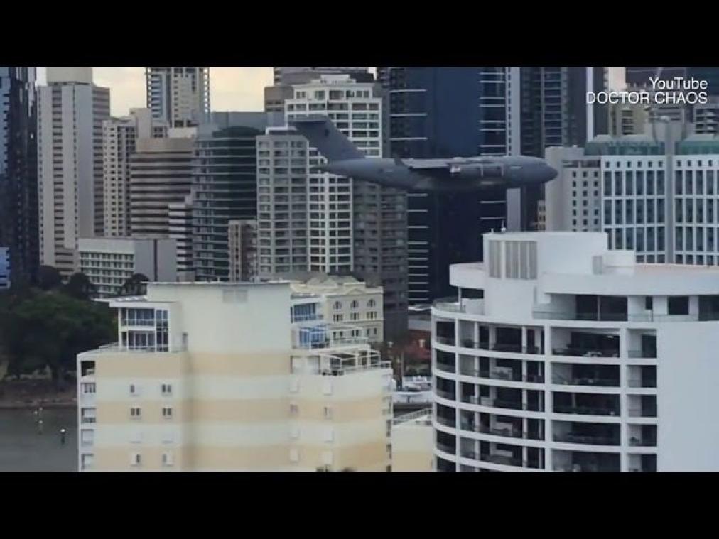 VIDEO. Luchtmacht vliegt met Boeing door centrum van Brisbane