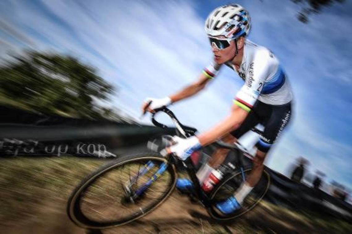 Mathieu van der Poel afgevoerd op draagberrie na zware valpartij