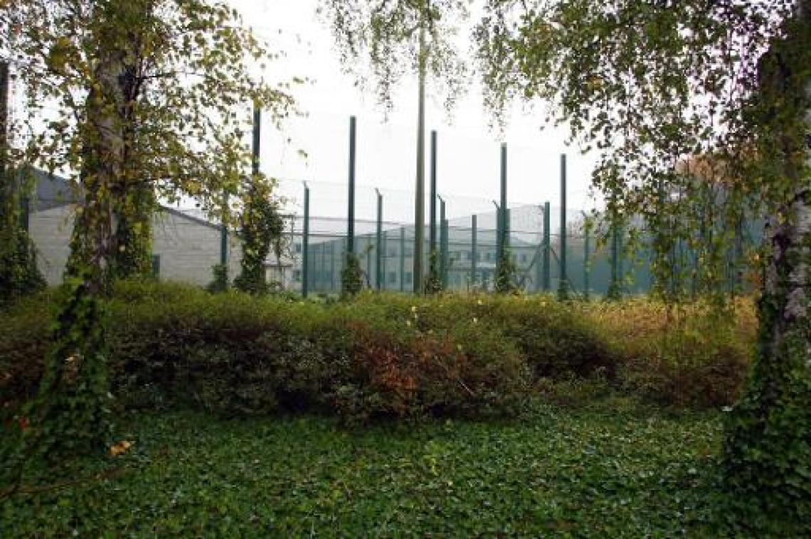 Asiel en migratie - Zowat 400 mensen betogen aan gesloten centrum van Vottem na zelfdoding Eritreeër