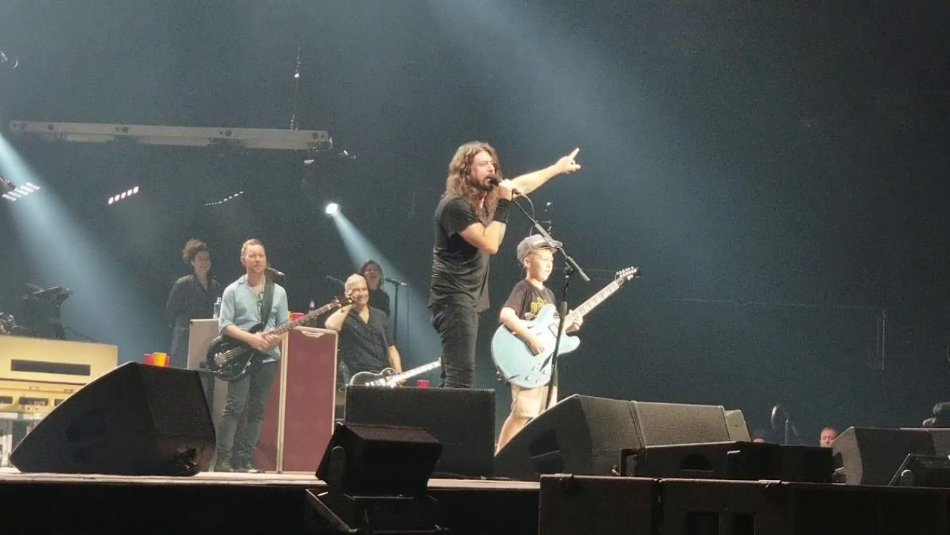 VIDEO. David Grohl schenkt gitaar aan 10-jarig wonderkind