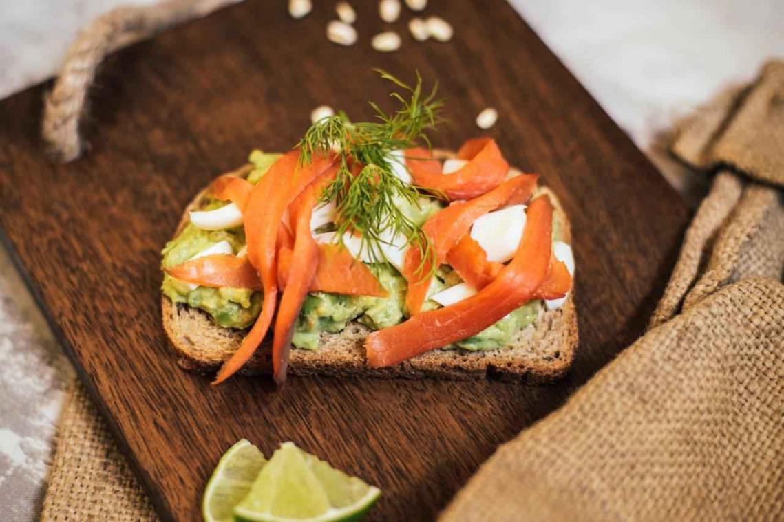 Gezonde toast met avocado en gerookte zalm