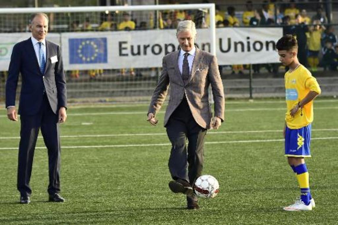 Koning Filip trapt wedstrijd tussen voetballende vluchtelingen op gang in Kraainem