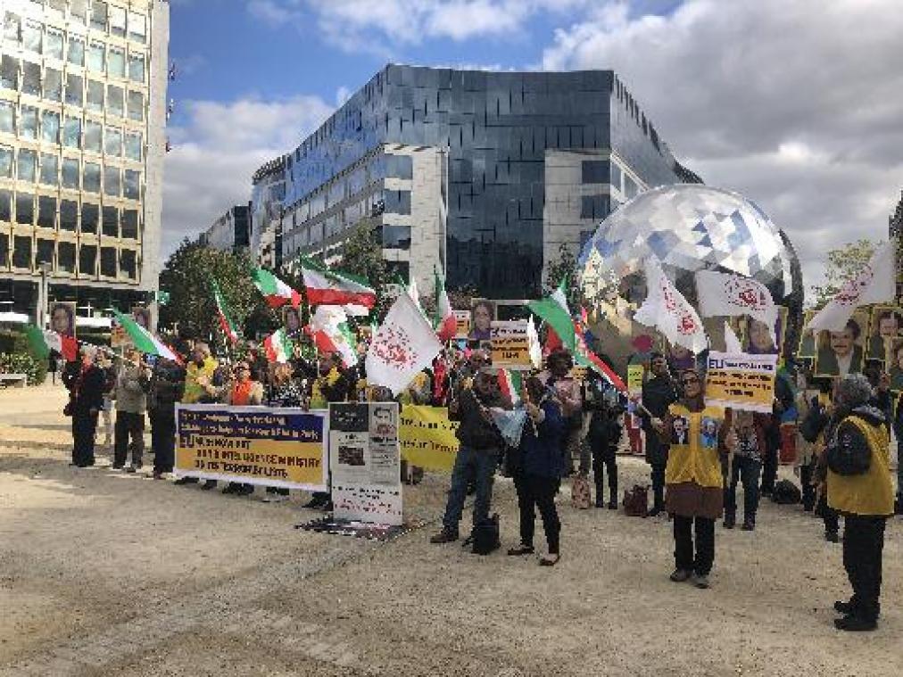 Zestigtal Iraniërs in Brussel protesteert tegen het Iraanse "terroristische regime"