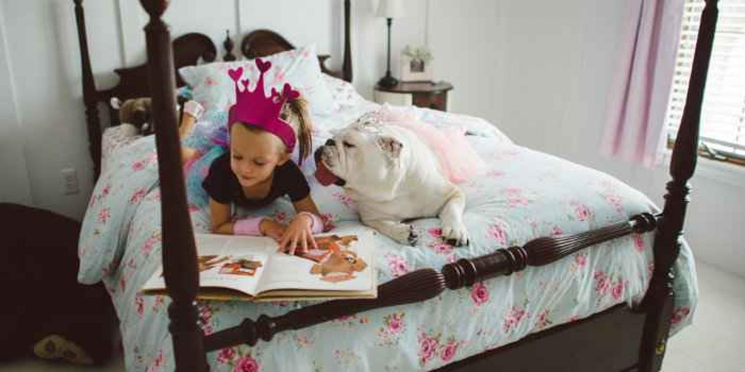 Harper en haar bulldog Lola zijn BBFF's (Bulldog Best Friends Forever)