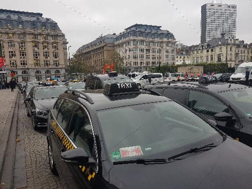 Taxichauffeurs voeren actie aan Brussels Justitiepaleis