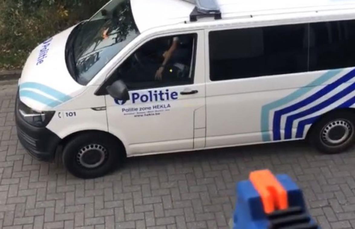 VIDEO. Politiecombi 'beschoten' in Lint: "Grap onder vrienden"