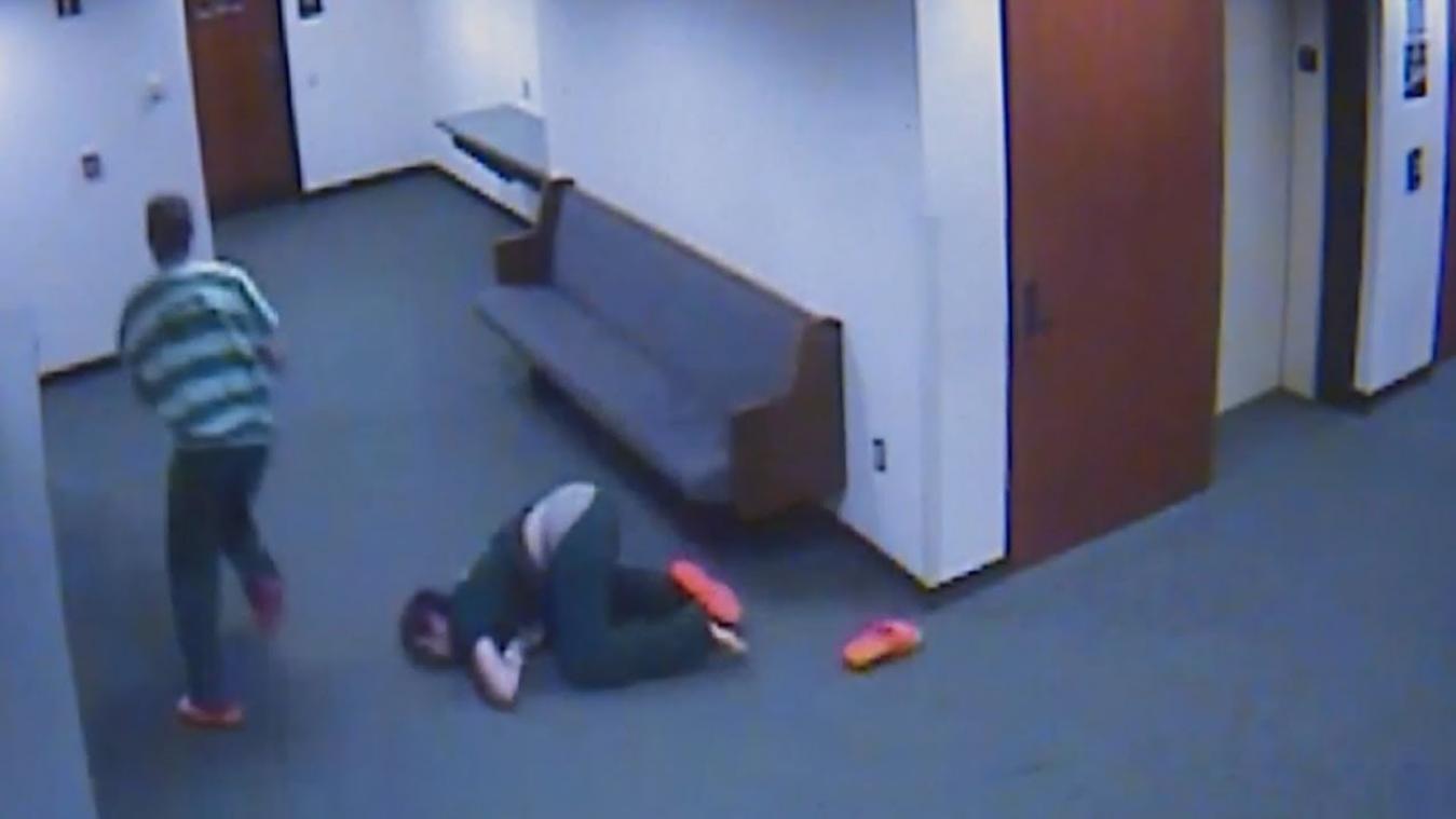 VIDEO. Rechter doet toga uit en achtervolgt boeven