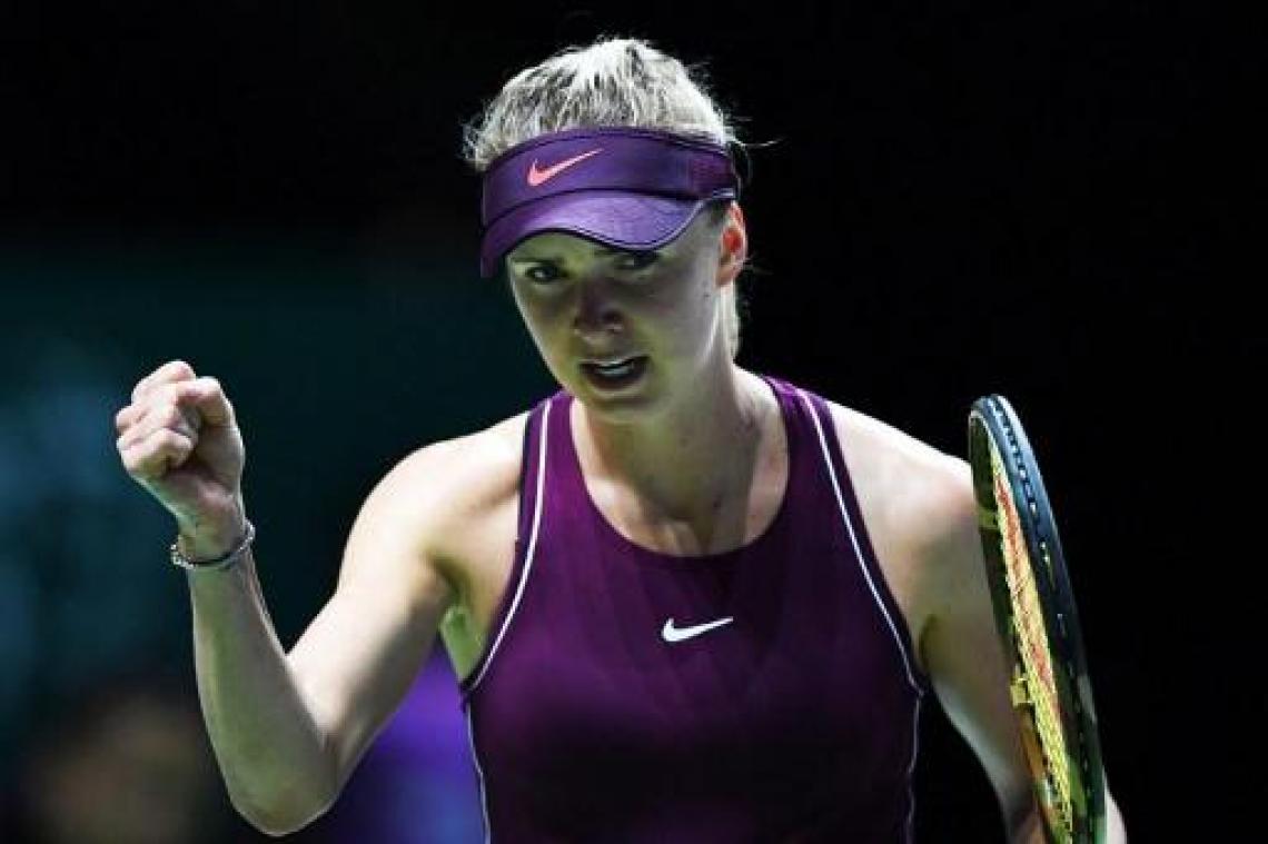Elina Svitolina schakelt titelverdedigster Caroline Wozniacki uit op WTA Finals