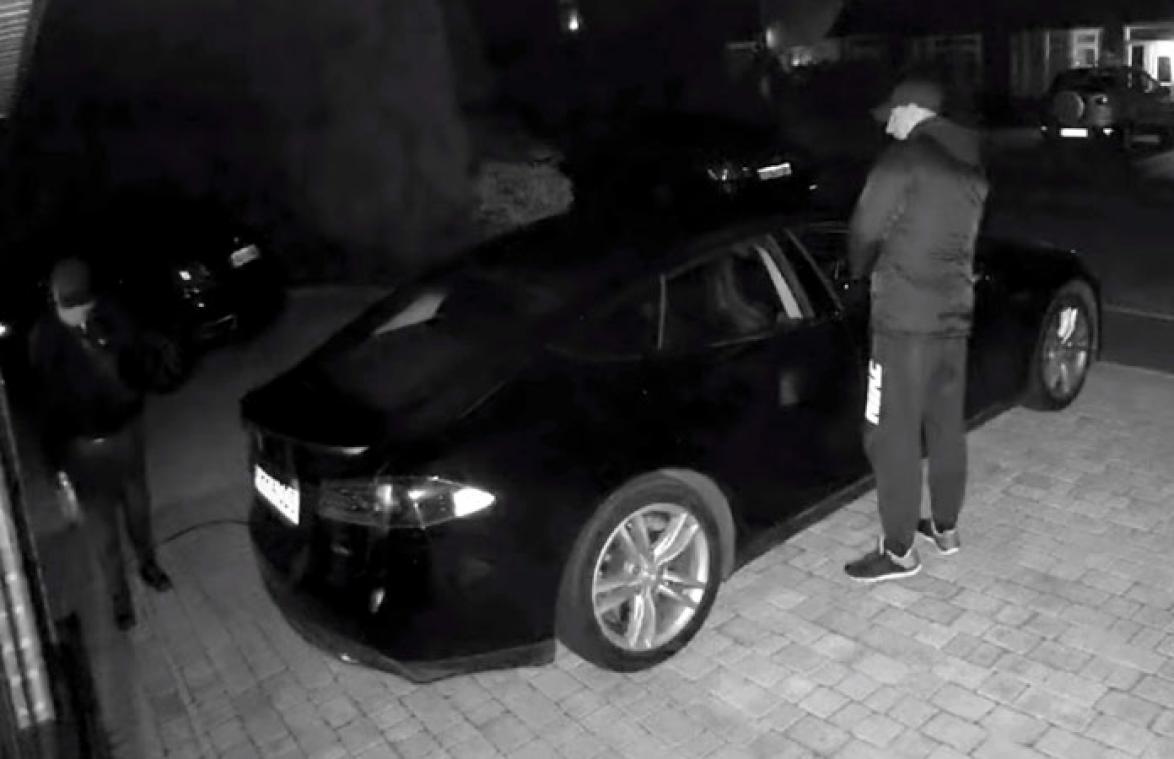 VIDEO. Zo makkelijk is het om een Tesla te stelen zonder hem te beschadigen