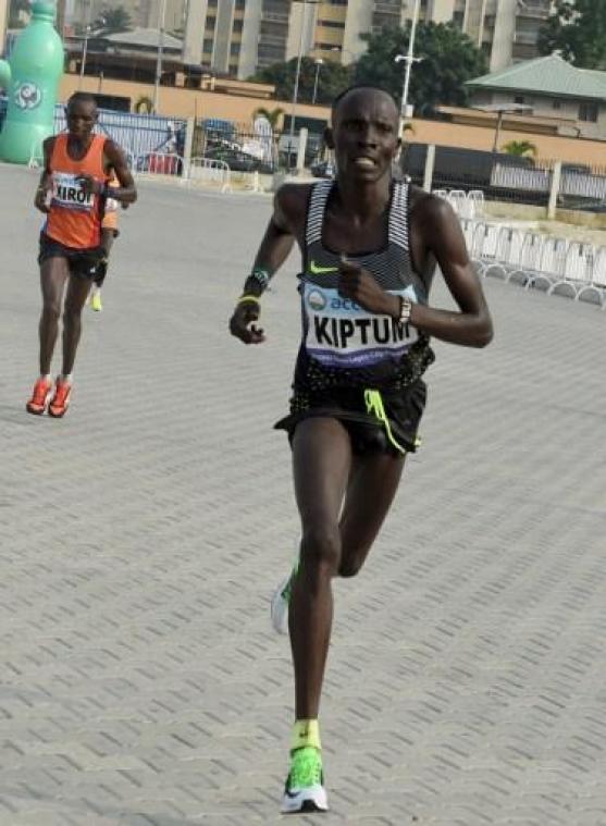 Keniaan Abraham Kiptum verbetert wereldrecord halve marathon in Valencia