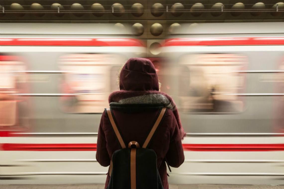 Gehaaste mama vergeet haar twee kinderen in treinstation