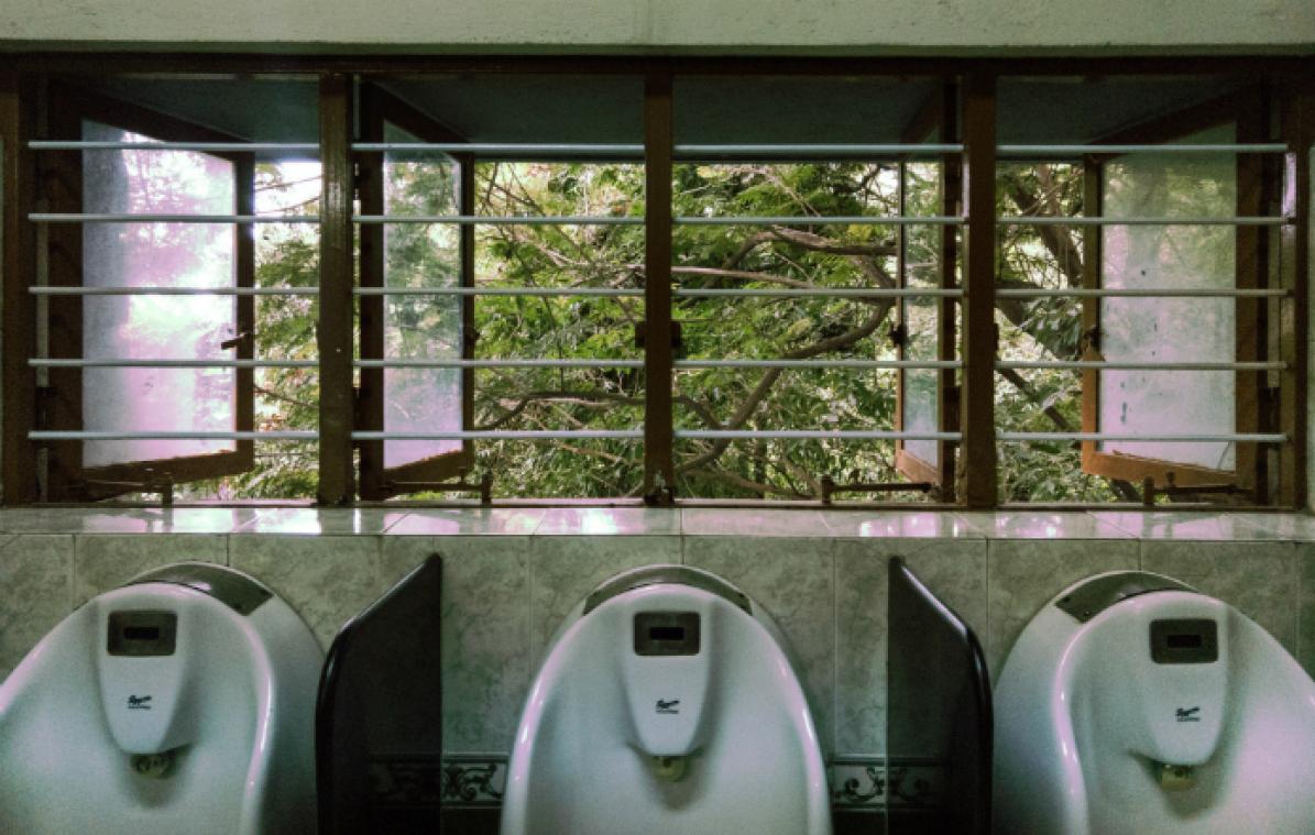 IN BEELD. Op deze wc's blijf je liever niet te lang zitten