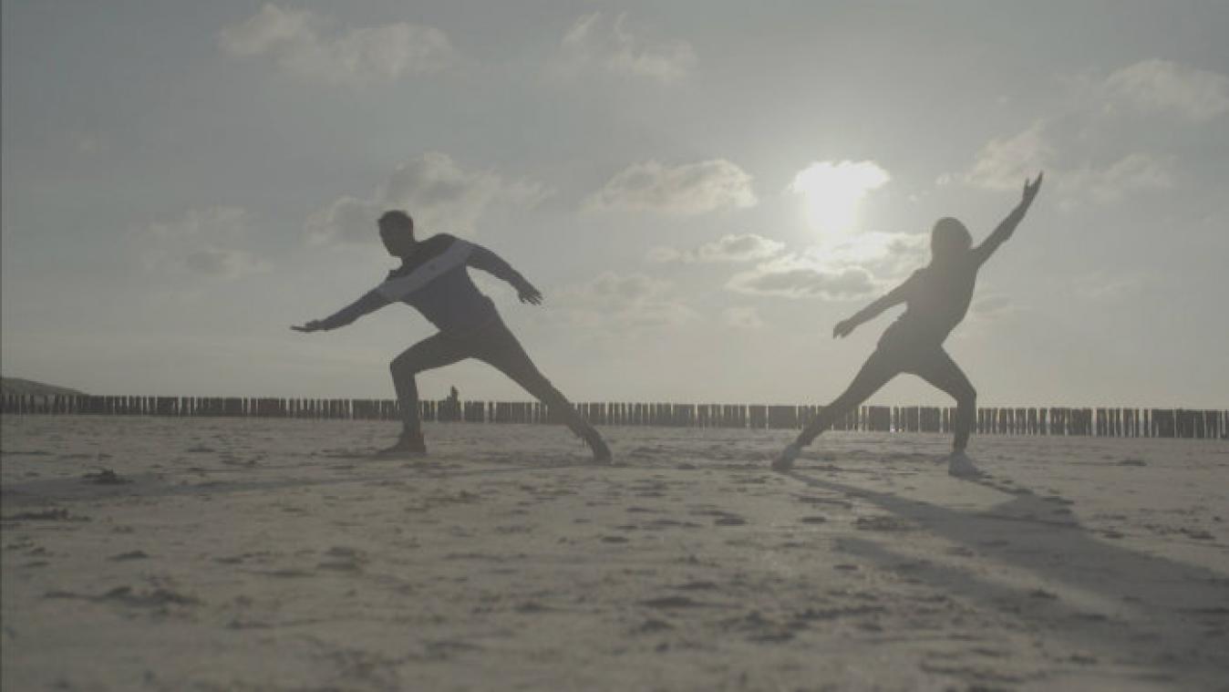 VIDEO. James Cooke oefent dans bij zonsondergang