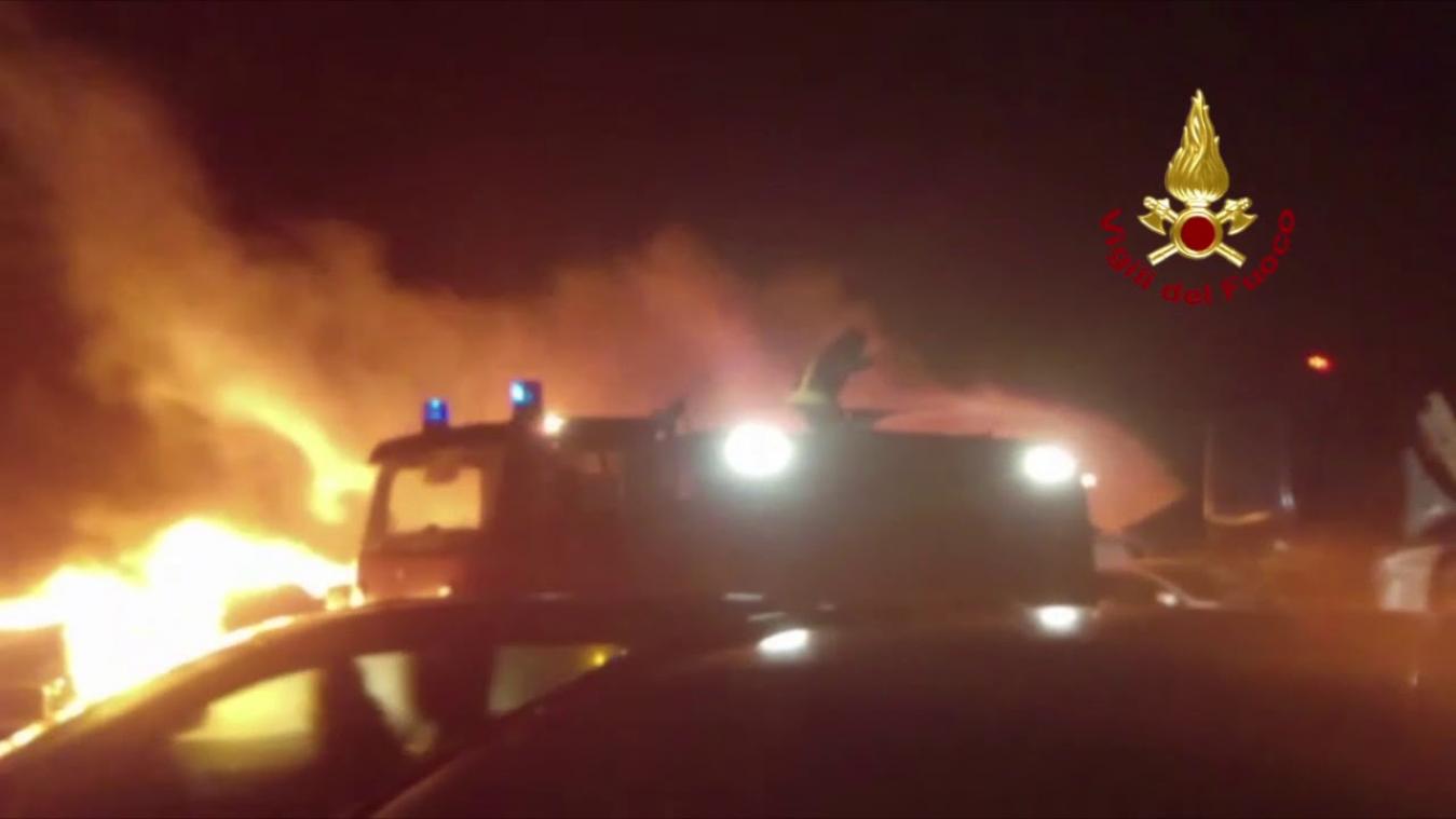VIDEO. Grote brand legt honderden Maserati's in de as