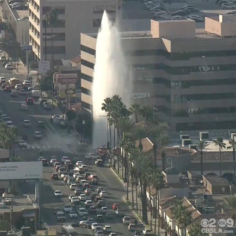 VIDEO. Brandkraan in Los Angeles spuit meer dan vijftien meter hoog