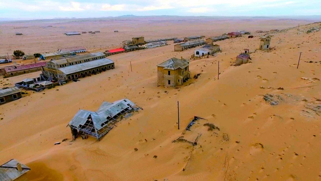 Drone filmt spookstad in Namibië