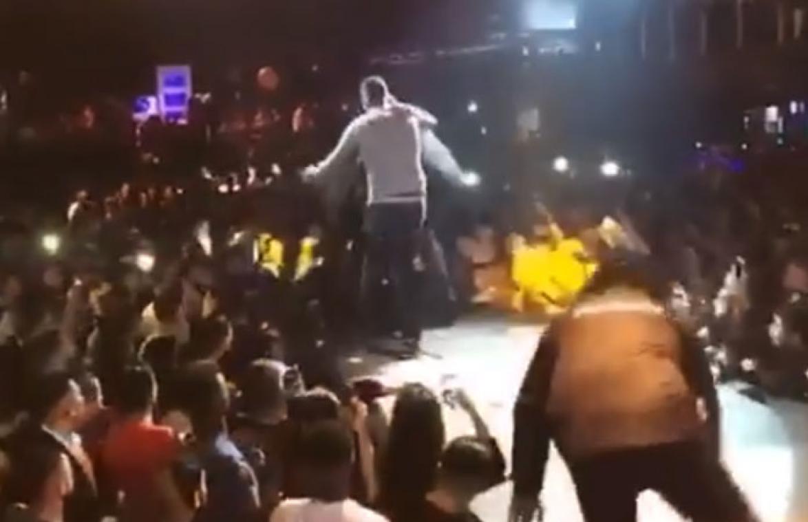 VIDEO. Rapper Boef keihard van het podium gesleurd