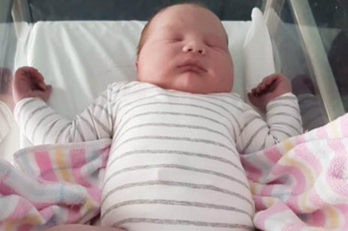 Baby van 5,7 kilo gezond en wel op de wereld gezet