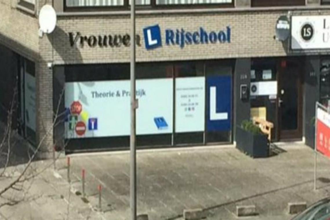'Vrouwenrijschool' houdt vast aan verboden naam